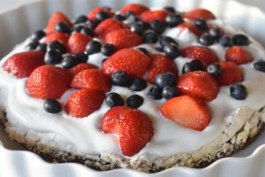 Bastogne kage med marengs flødeskum & bær