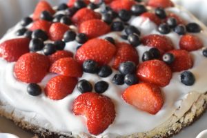 Bastogne kage med marengs flødeskum & bær