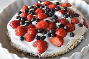 Bastogne kage med marengs flødeskum & bær