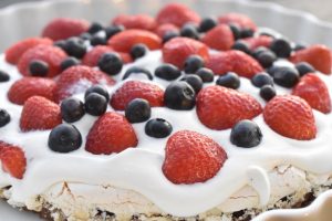 Bastogne kage med marengs flødeskum & bær