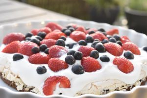 Bastogne kage med marengs flødeskum & bær