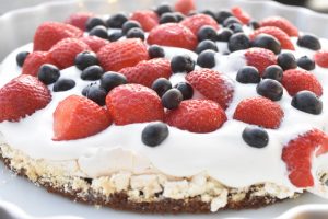 Bastogne kage med marengs flødeskum & bær