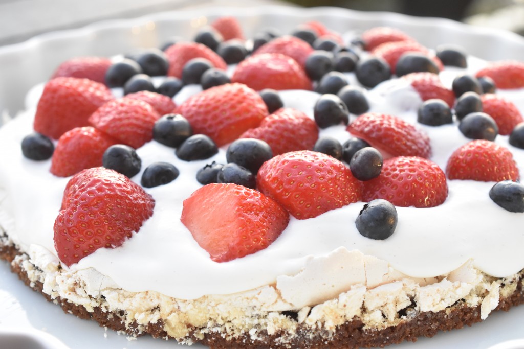 Bastogne kage med marengs flødeskum & bær