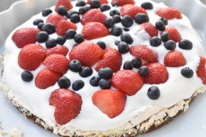 Bastogne kage med marengs flødeskum & bær