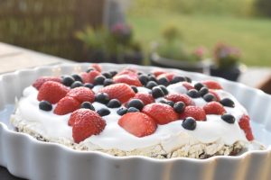 Bastogne kage med marengs flødeskum & bær