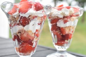 Jordbærtrifli opskrift - nem trifli med makroner