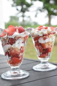 Jordbærtrifli opskrift - nem trifli med makroner