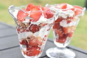 Jordbærtrifli opskrift - nem trifli med makroner