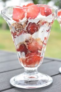 Jordbærtrifli opskrift - nem trifli med makroner