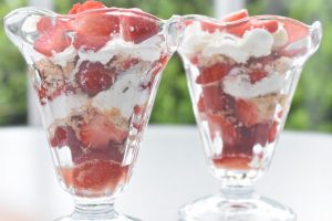 Jordbærtrifli opskrift - nem trifli med makroner