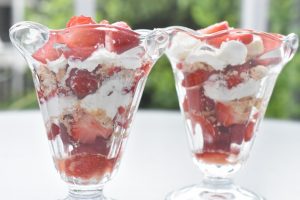 Jordbærtrifli opskrift - nem trifli med makroner