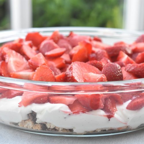 Jordbærkage med makroner - no bake cake