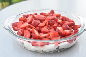 Jordbærkage med makroner - no bake cake