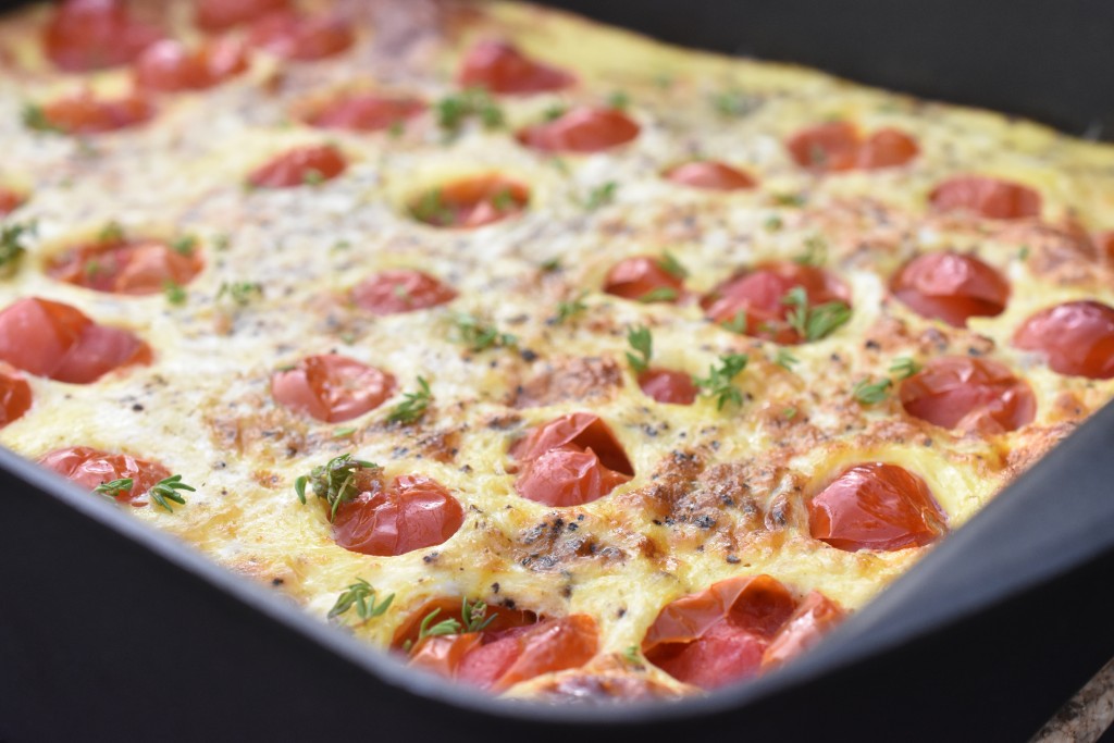 Æggekage i ovn - nem opskrift med tomat