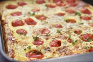 Æggekage i ovn - nem opskrift med tomat