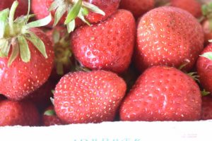 Makronsnitter med makroner og jordbær