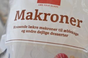 Makronsnitter med makroner og jordbær