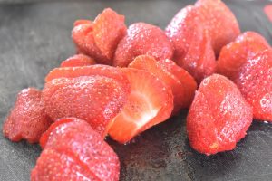 Makronsnitter med makroner og jordbær