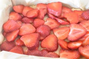 Makronsnitter med makroner og jordbær