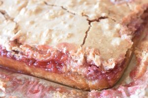 Makronsnitter med makroner og jordbær