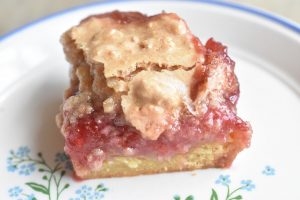 Makronsnitter med makroner og jordbær