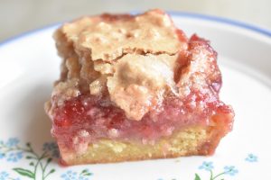 Makronsnitter med makroner og jordbær