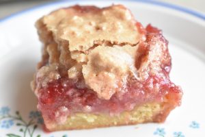 Makronsnitter med makroner og jordbær