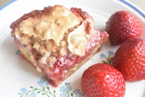 Makronsnitter med makroner og jordbær