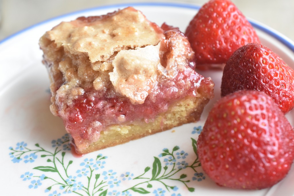 Makronsnitter med makroner og jordbær