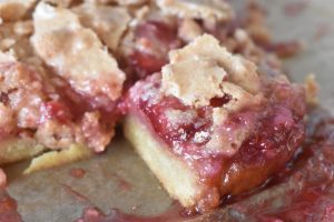 Makronsnitter med makroner og jordbær