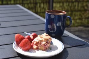 Makronsnitter med makroner og jordbær