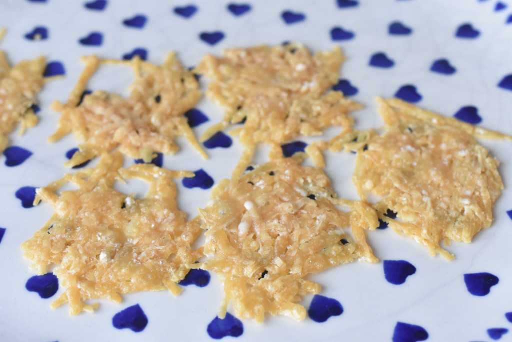 DSC_2607 • nogetiovnenstaging.com Parmesanchips opskrift - chips af parmesan