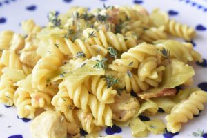 One Pot kylling med pasta, bacon & spidskål