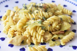 One Pot kylling med pasta, bacon & spidskål
