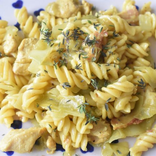 Pasta one pot med kylling bacon, karry & spidskål