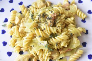 Pasta one pot med kylling, bacon og spidskål