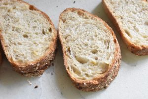 Toast på pande i ovn med æg og ost - opskrift