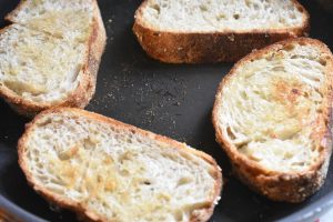 Toast på pande i ovn med æg og ost - opskrift