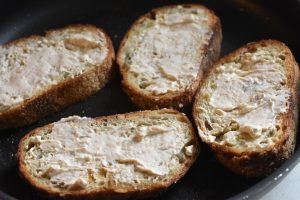 Toast på pande i ovn med æg og ost - opskrift