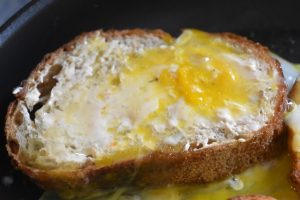 Toast på pande i ovn med æg og ost - opskrift