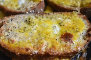 Toast på pande i ovn med æg og ost - opskrift