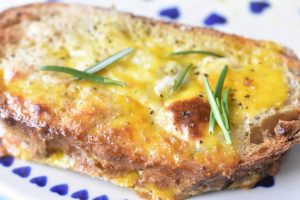 Toast på pande i ovn med æg og ost - opskrift