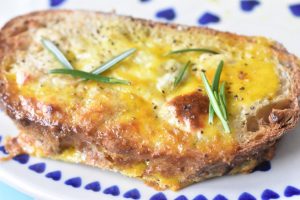 Toast på pande i ovn med æg og ost - opskrift