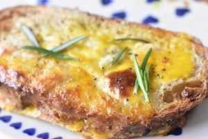 Toast på pande i ovn med æg og ost - opskrift