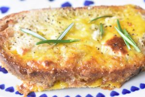 Toast på pande i ovn med æg og ost - opskrift