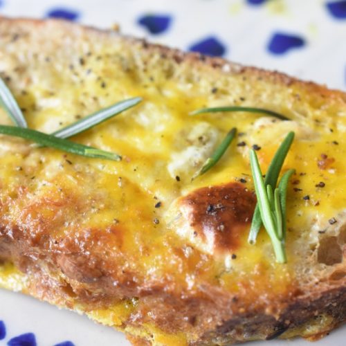 Toast på pande i ovn med æg og ost - opskrift