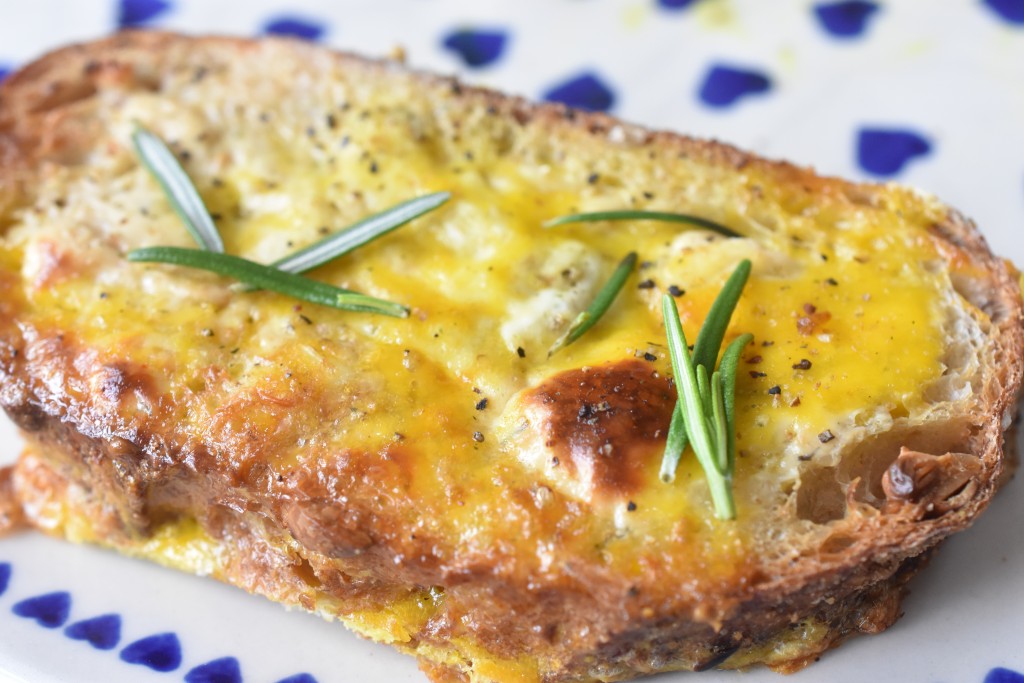 Toast på pande i ovn med æg og ost - opskrift