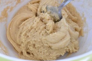 Nemme småkager med peanuts og æggeblommer - dejen røres