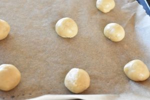 Nemme småkager med peanuts og æggeblommer - dejkugler trilles