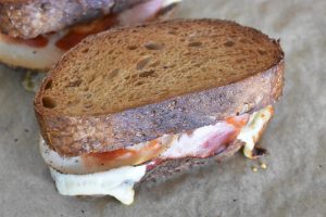 Toast i ovn med ost og skinke - parisertoast